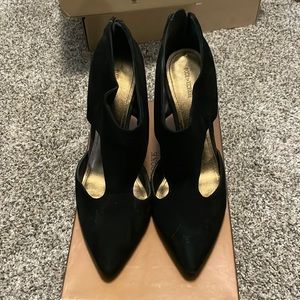 Pour La Victoire Black Suede Heels. EUC